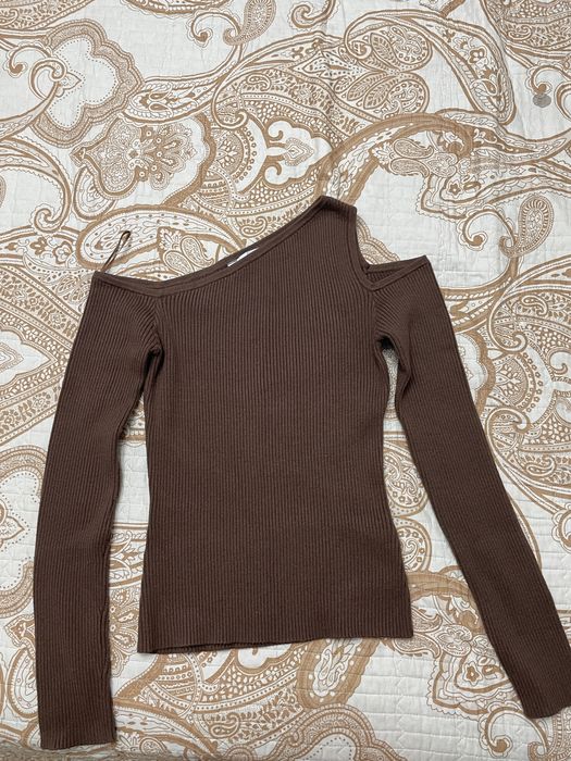 Кофта с открытым плечом