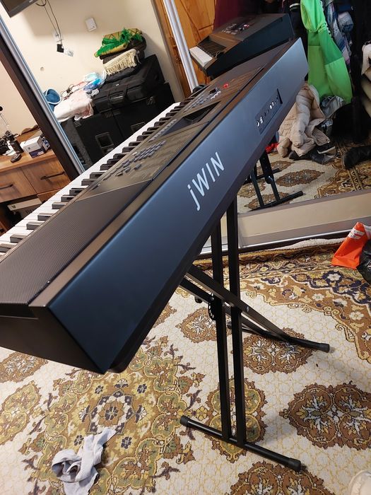 Продам новий синтизатор  профисионалний  срочна