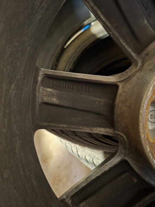 Гуми с джанти 17' всесезонни