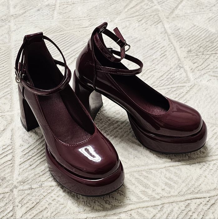 Бордовые туфли с каблуком
