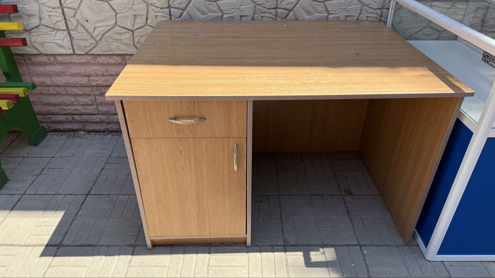 Стол для офиса и витрина магазин