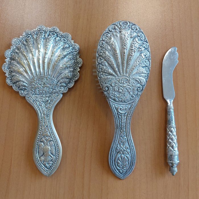 Стари гръцки огледалце, четка за коса и нож за масло.
