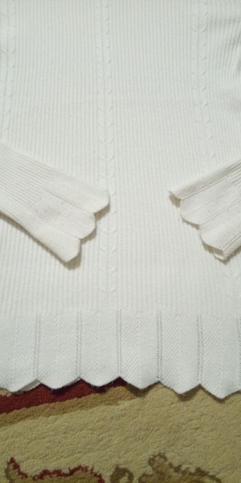 Свитер водолазка для девочки подростка от 10 до 15 лет
Б/у один сезон,