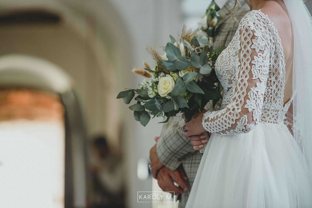 Rochie de mireasă, bijuterii și voal purtat o singură dată
