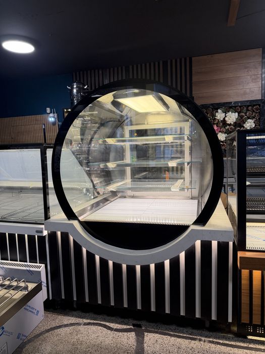 Хладилна витринина сладкарска