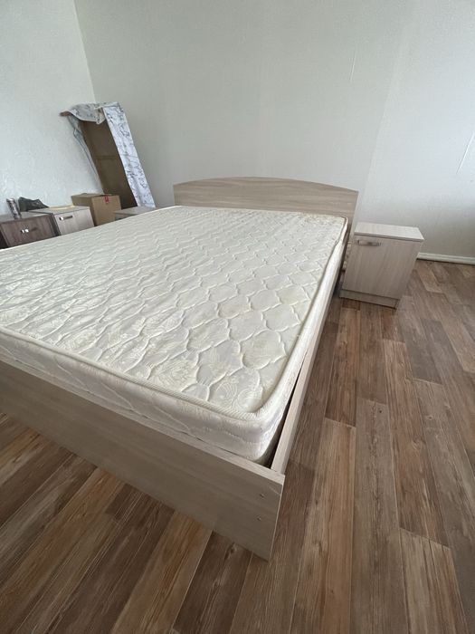 Продам кровать с матрасом и 2 тумбочки