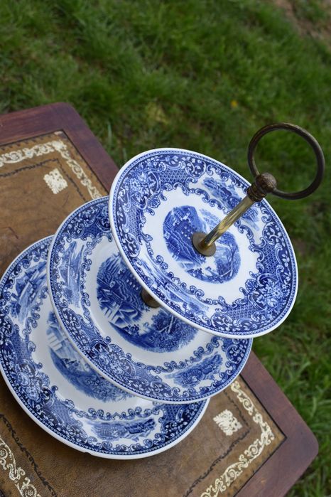 Порцеланова поставка за сладкиши на 3 нива