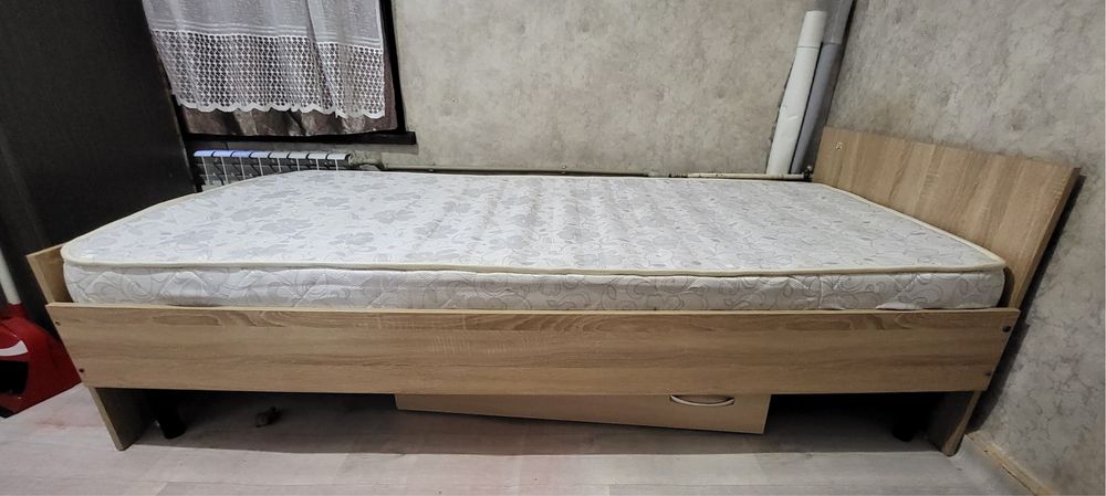 Кровать с матрасом