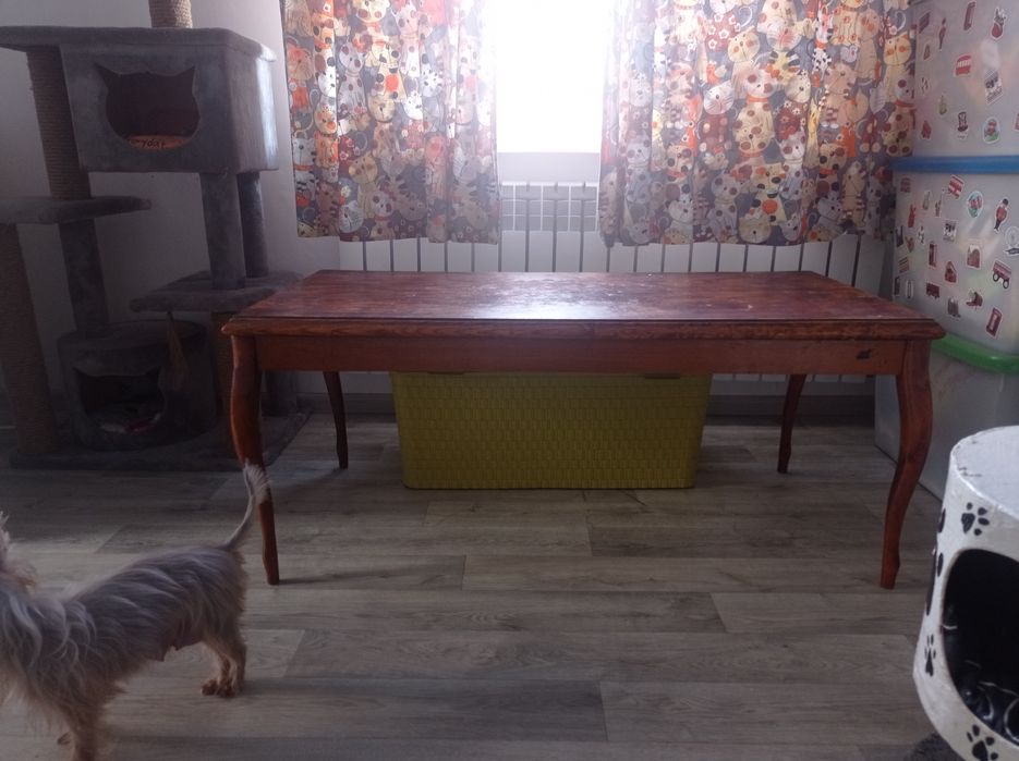 Продам деревянный стол с резными ножками.