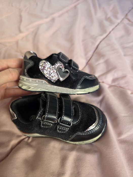 Продавам кецове за момиченце