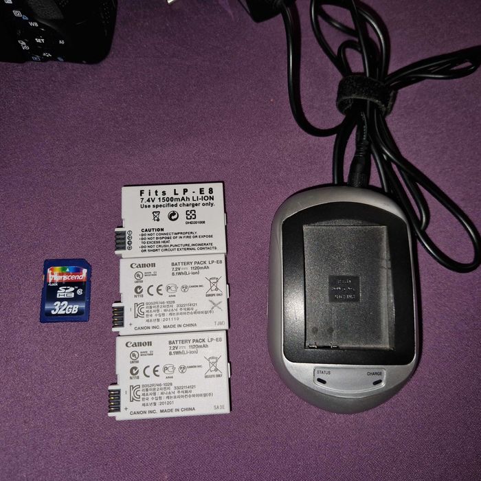 Canon EOS 600D+ obiectiv EF-S 18-55mm+Card 32Gb+3baterii si Incarcator