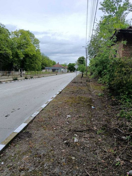 Къща на централен път в обл. Плевен / партида за ток и вода /