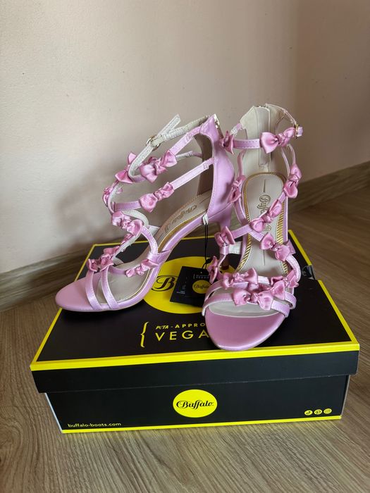 Обувки сандали с ток Buffalo