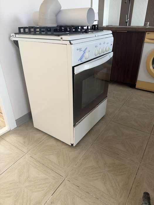 Мебель, два шкафа, и есть газовка