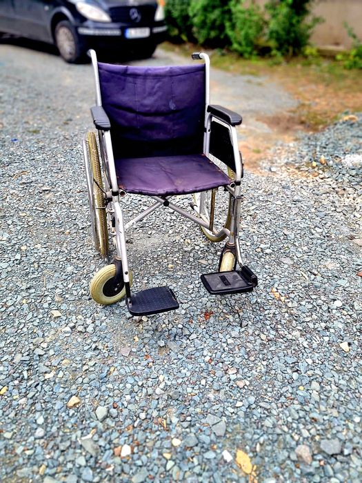 Carut cu rotile pentru persoane cu dizabilități sau mobilitate redusaq
