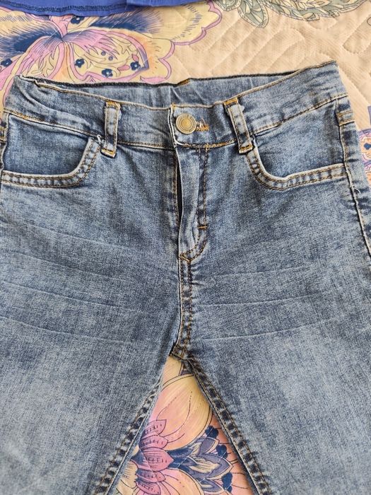 Детская рубашка и джинсовые штаны