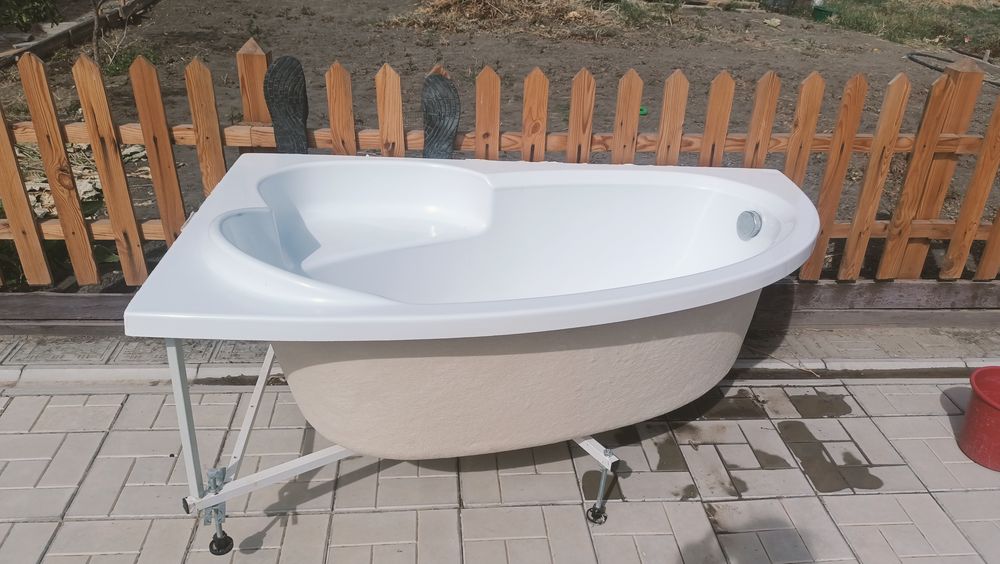 Продам ванную уголная