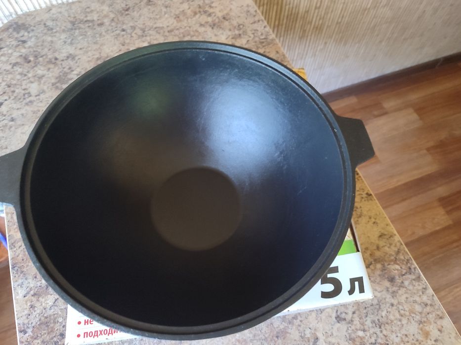 Казан чугунный литой.