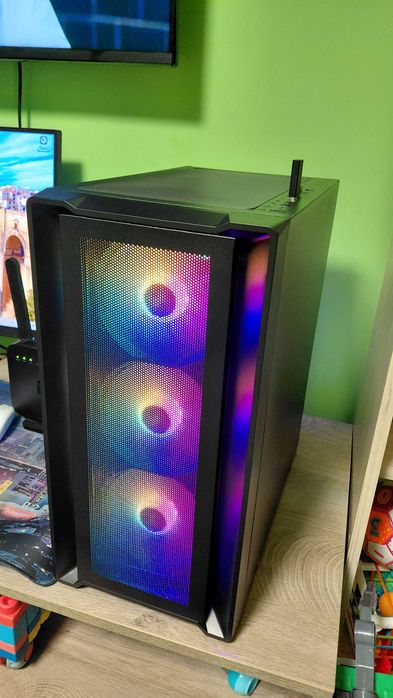 Геймърски компютър с монитор