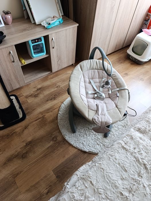 Продавам музикална електрическа люлка