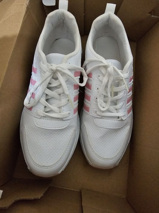 Бели маратонки номер 38