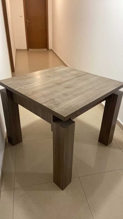 Стилни холни и трапезни маси от хотел – Отлично състояние!