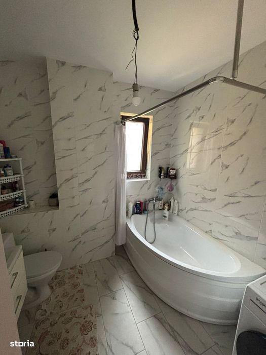 Apartament 3 camere , semidecomandat, loc de parcare si curte de 89 mp