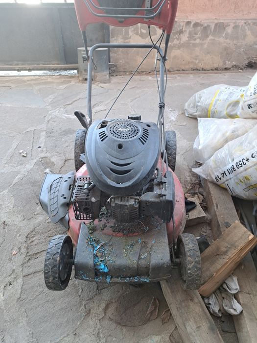 Продавам моторна косачка за трева