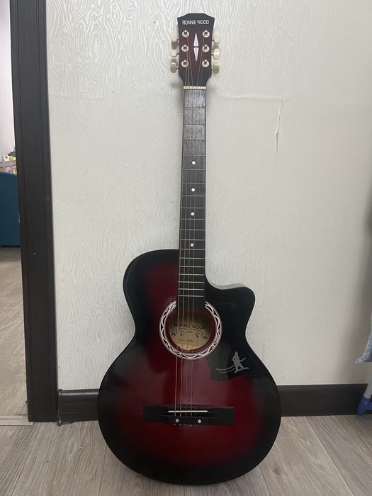 Продам акустическую гитару Ronnie wood.