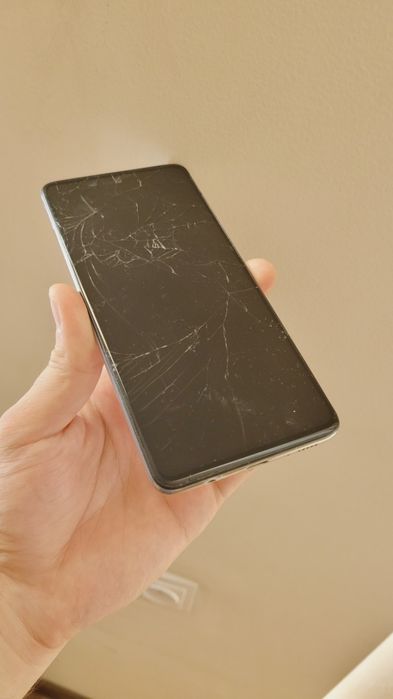 Galaxy A51 4/64 holati rasmda krsatilgan
