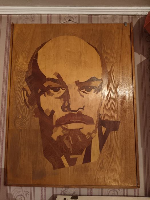 Портрет В.И.Ленина из дерева.