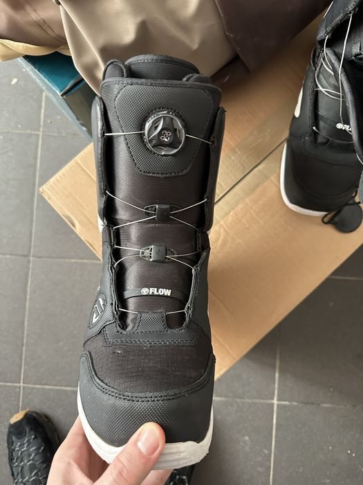 Boots snowboard flow vega cu boa numar 43 flex soft incepatori