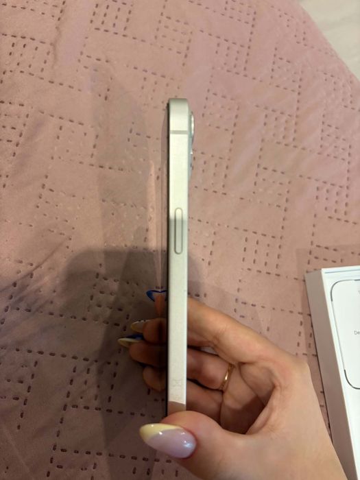 Продавам Iphone 13