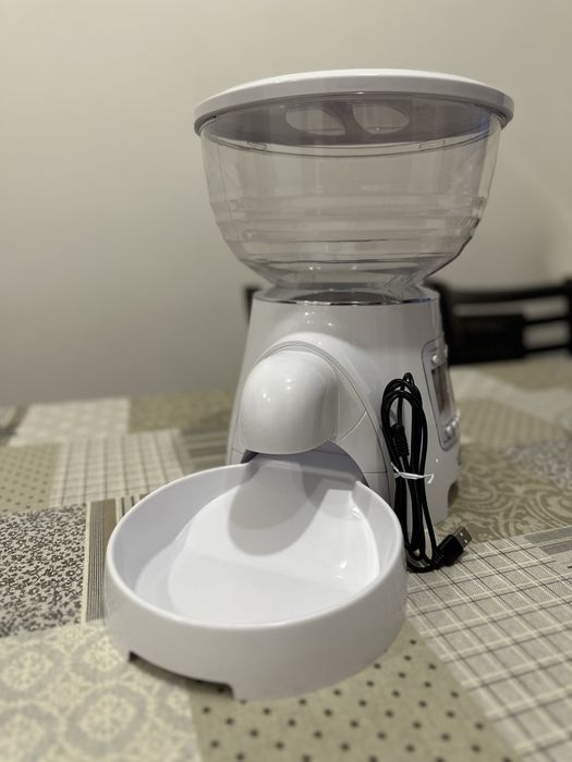 Електрическа хранилка за животни