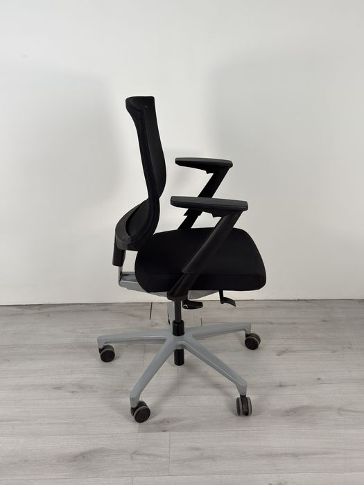 Ергономичен Въртящ се Стол Klöber VEO 87 – Черен с Мрежеста Облегалка