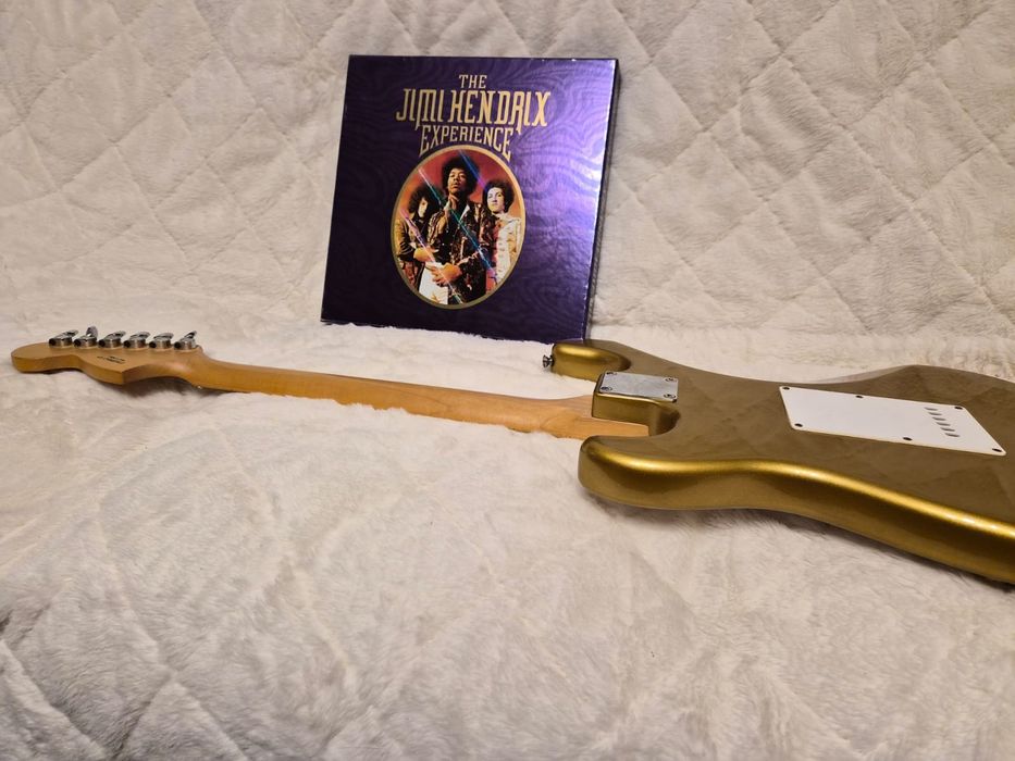 Squier by Fender Aztec gold edition