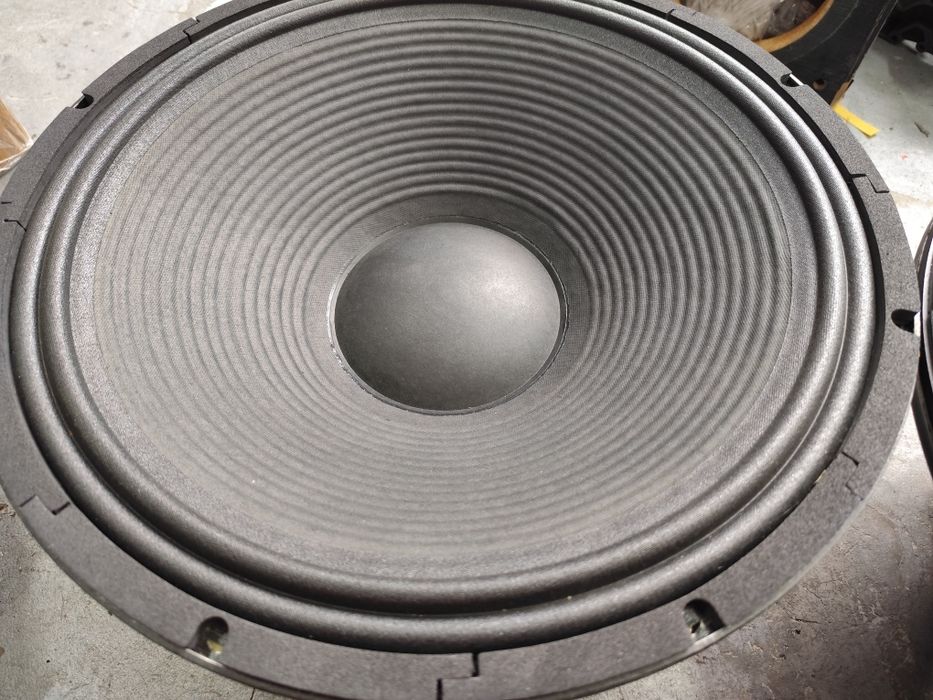 18-ки Eminence Sigma Pro 650 wats RMS.