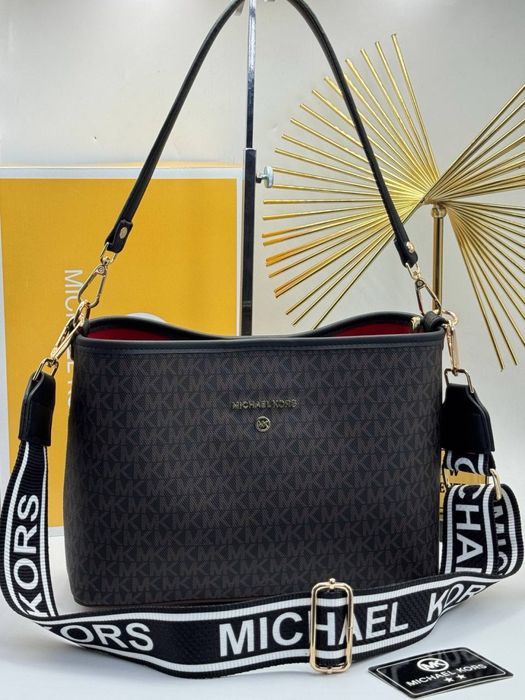 Geanta Michael Kors noua !!! Dimensiuni 35/21 !!!