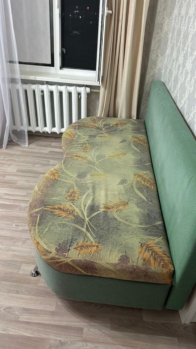 продам  диван тахту в хорошем состояний