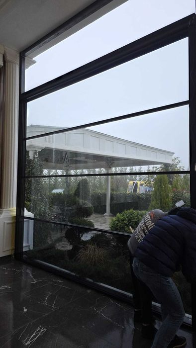 terase inchise cu sticla ghilotina actionata electric