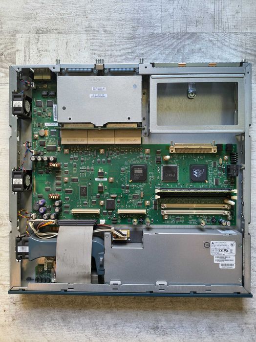 Router Cisco 2811 + card Cisco 128 MB + suport montare în rack. Impecabil!