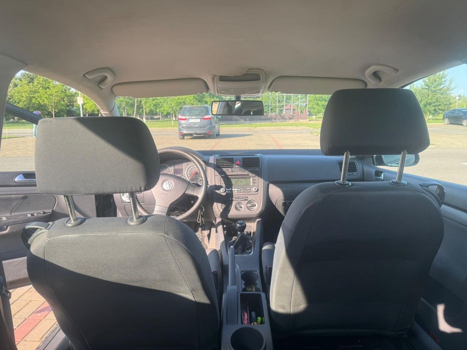 Vând sau schimb golf 5 cu ceva in 4 uși!