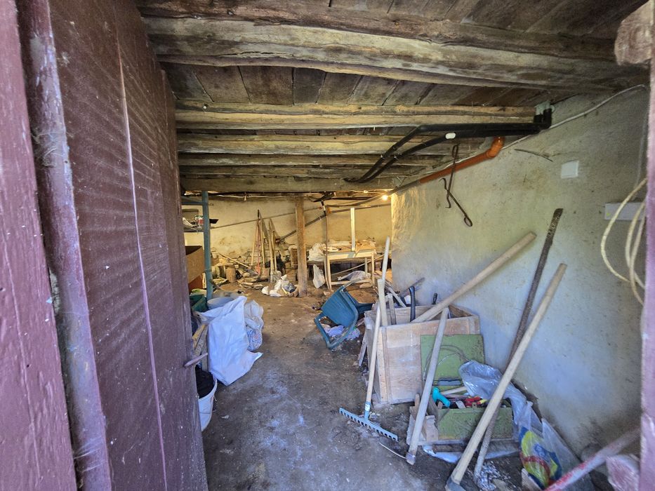 Продава се къща с голям двор 1,5 дка, гараж, стопански постройки и обновени инсталации
