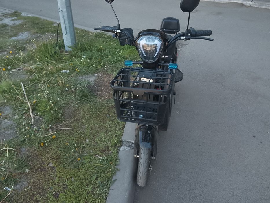 Продаю электроскутер новый