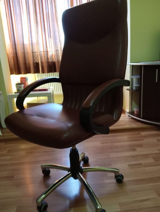 Scaun directorial Maro