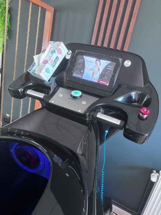 Bandă de alergare profesională cu Vacuum și Infraroșu – Stare excelentă, doar 500 ore
