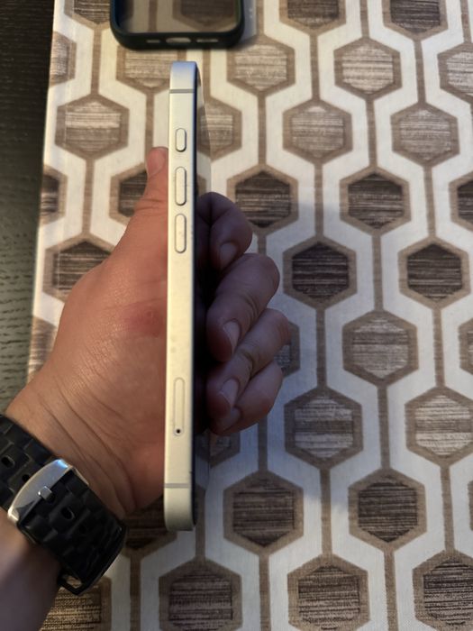 Продавам Iphone 16E