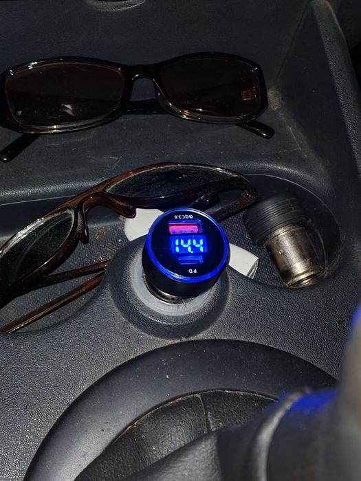 Incarcator telefoane la bricheta auto cu voltmetru