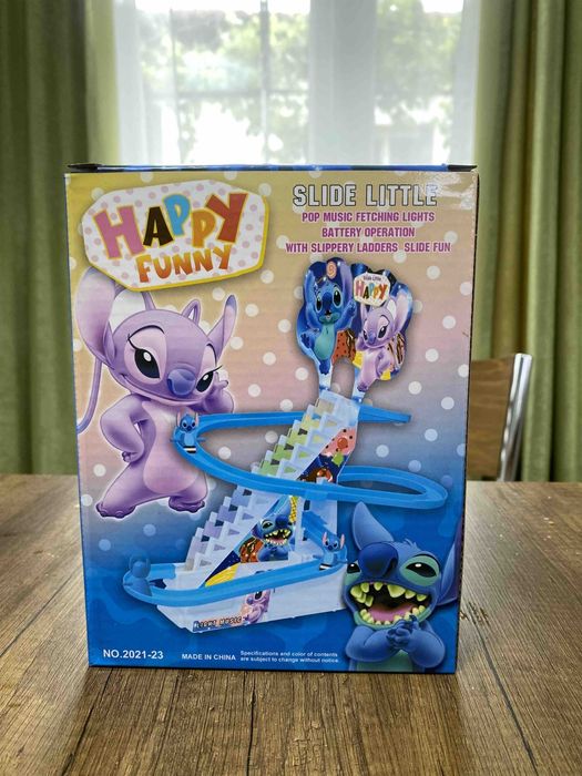 Ескалатор пързалка Stitch е забавна и интерактивна играчка