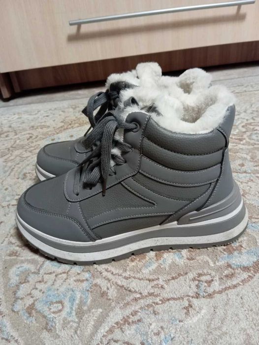 Продам кроссовки новые